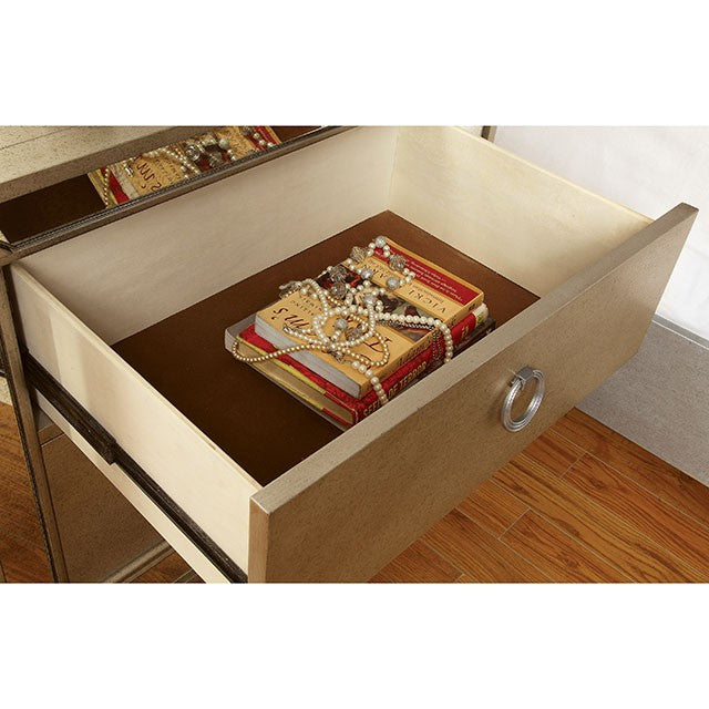 Loraine-Media Chest