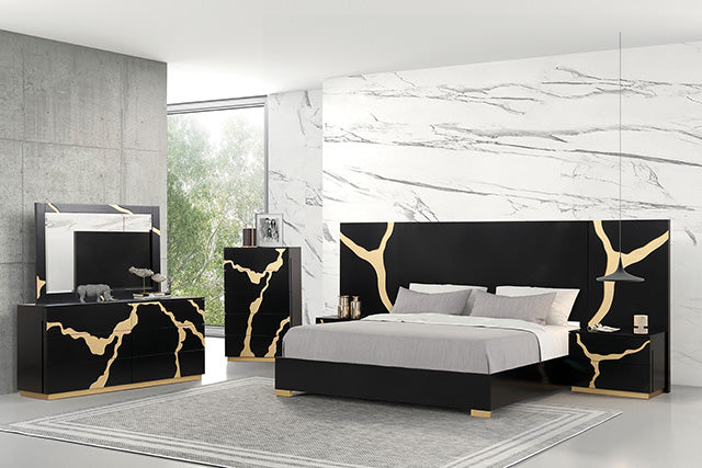 Goldsberg-Queen Bed w/ Wall Panels